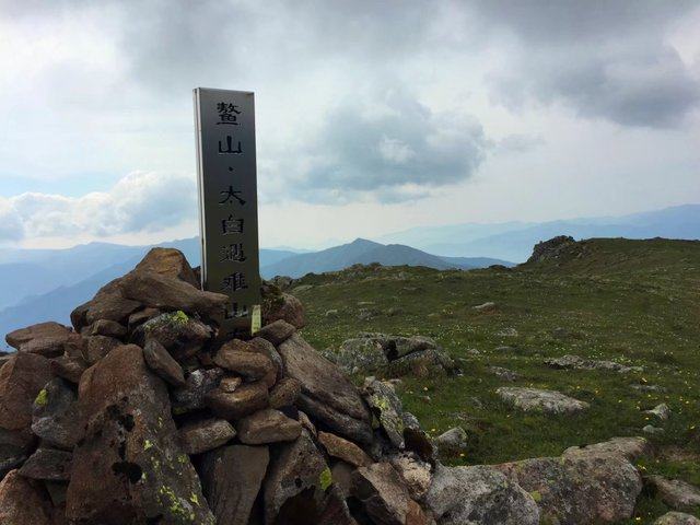 照片描述:鳌山,太白山遇难驴友衣冠冢