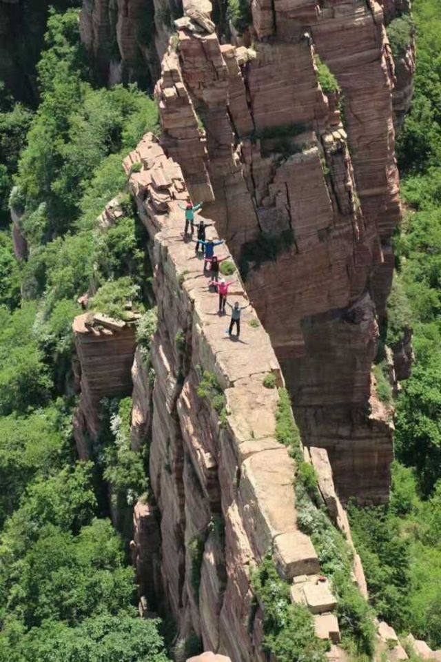 九女峰景区位于嶂石岩景区的东部,此景区因九座若仙女玉立的山峰而得