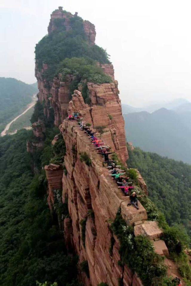 其全旅游区的地貌经由国家旅游,地质部门鉴定为"嶂石岩地貌".