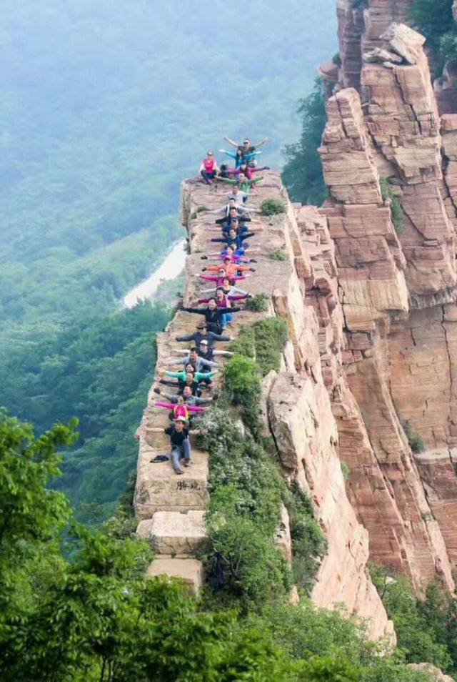 九女峰景区位于嶂石岩景区的东部,此景区因九座若仙女玉立的山峰而得