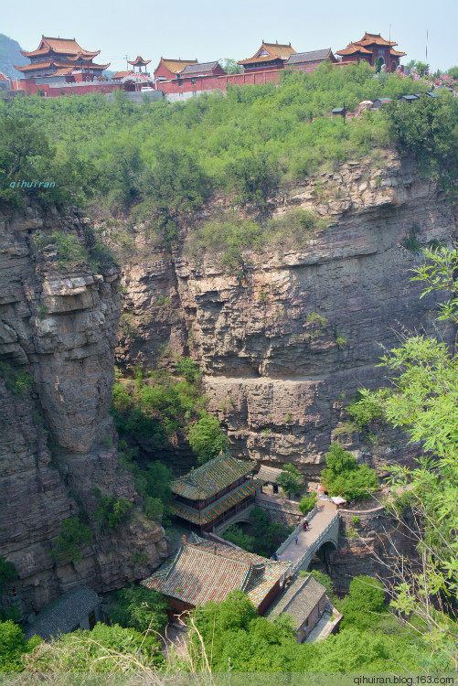 如今石家庄附近的太行山打旅游景点招牌的不少,多为近年开发