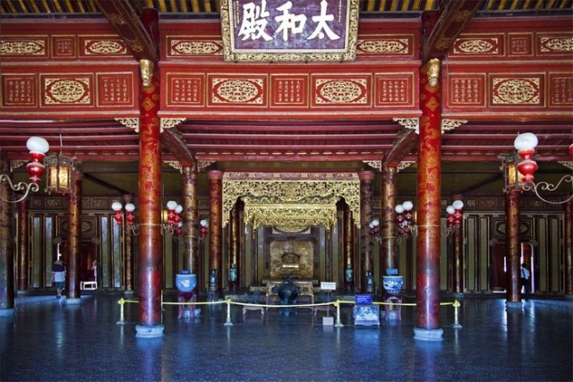 顺化皇宫正门的规模比北京故宫的午门要小得多,但风格基本相同.